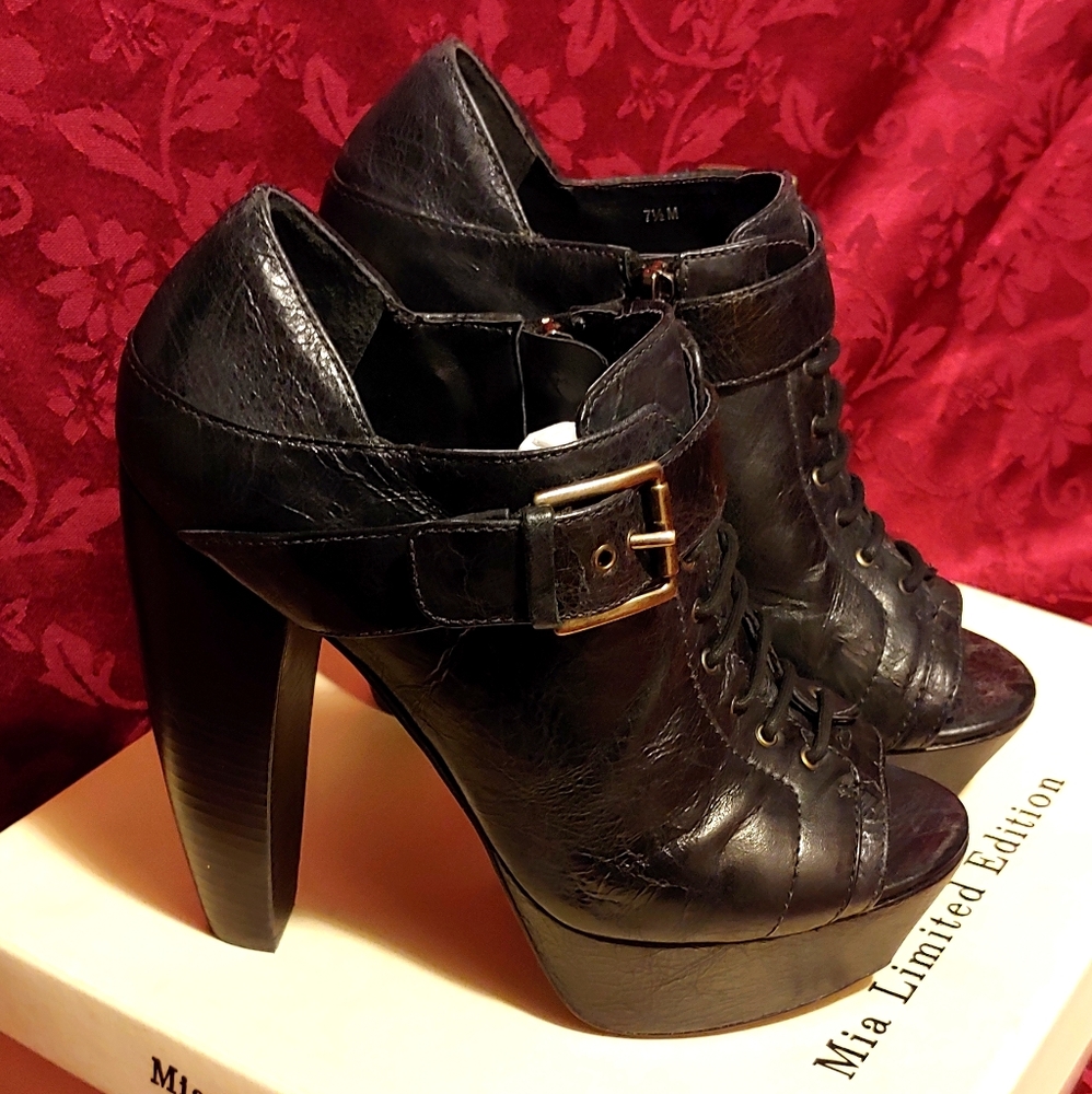 Mia Limited Edition Colisseum platform heels